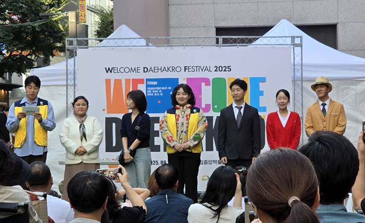 '불편한 편의점' 출연 배우들이 극 소개를 하고 있다.