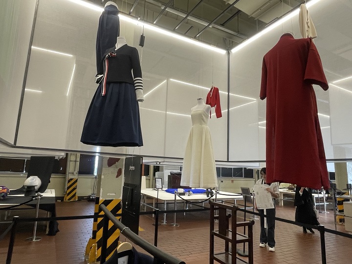 다양한 디자인의 한복을 볼 수 있다.