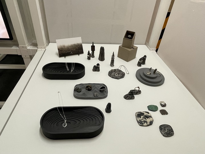 공예 작품이 전시되어 있다.