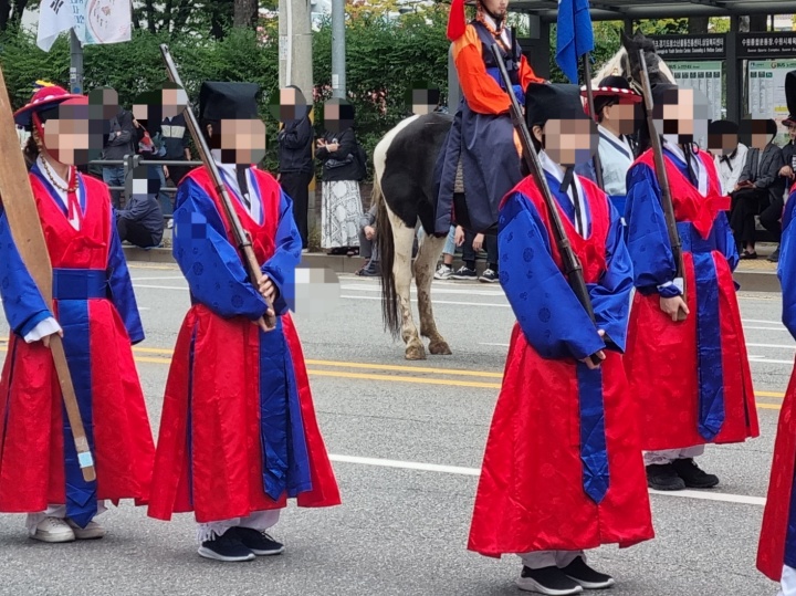 정조대왕 능 행차 재현 행렬 시민 참여.