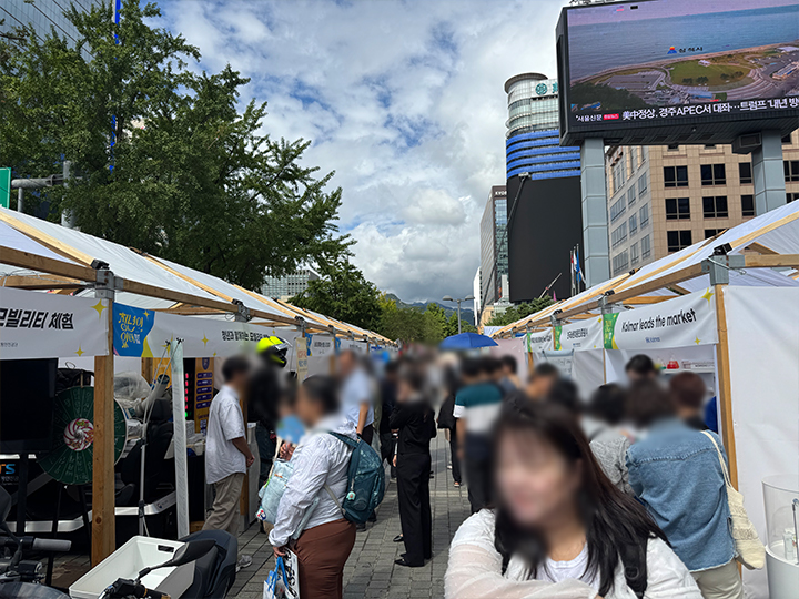 다양한 부스가 줄지어 열린 현장.