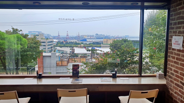 이음 1977 내부에서 바라본 항구, 과거와 현재가 만나는 창.