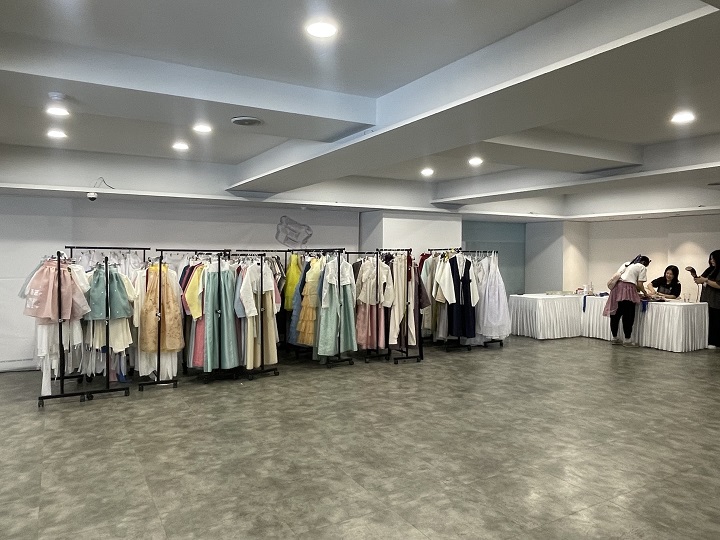 2층 한복 대여 공간.