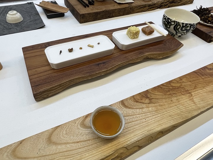 전통차 체험에서 4가지 차를 맛볼 수 있다.