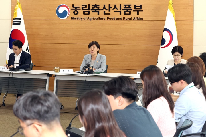 송미령 농림축산식품부 장관이 정부세종청사 농식품부 대회의실에서 열린 출입기자단 정례 간담회에서 기자들의 질문에 답하고 있다. 2025.8.7. (ⓒ연합뉴스, 무단 전재-재배포 금지)