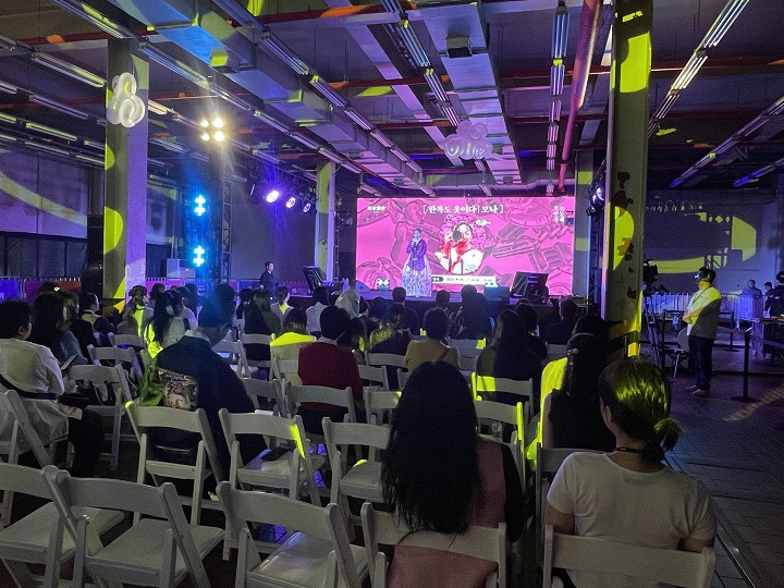 <모나: 한복도 옷이다> 강연 현장.