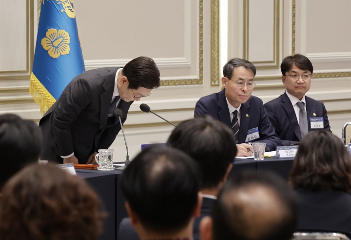 이재명 대통령이 16일 청와대 영빈관에서 '기억과 위로, 치유의 대화' 사회적 참사 유가족 간담회를 하며 참석 유가족들을 향해 허리 숙여 인사하고 있다.[대통령실통신사진기자단] 2025.7.16 (저작권자(c) 연합뉴스, 무단 전재-재배포 금지)