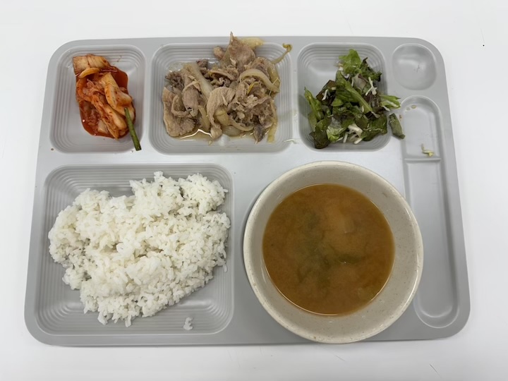 밥과 국, 반찬 3종까지 든든한 한식이 제공된다.