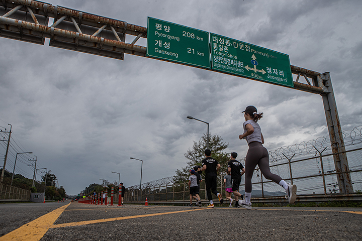 경기도 파주시 임진각 평화누리 일대에서 열린 DMZ 평화마라톤대회에서 참가자들이 임진강을 건너 민간인통제선 안을 달리고 있다. 2022.10.2(사진=저작권자(c) 연합뉴스, 무단 전재-재배포 금지)