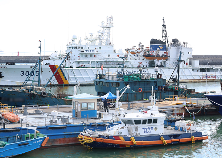 인천 중구 인천해양경찰서 전용부두에 우리 해역에서 불법 조업 중 해양경찰에 나포된 중국 어선이 정박해 있다. 2024.9.25 (사진=저작권자(c) 연합뉴스, 무단 전재-재배포 금지)