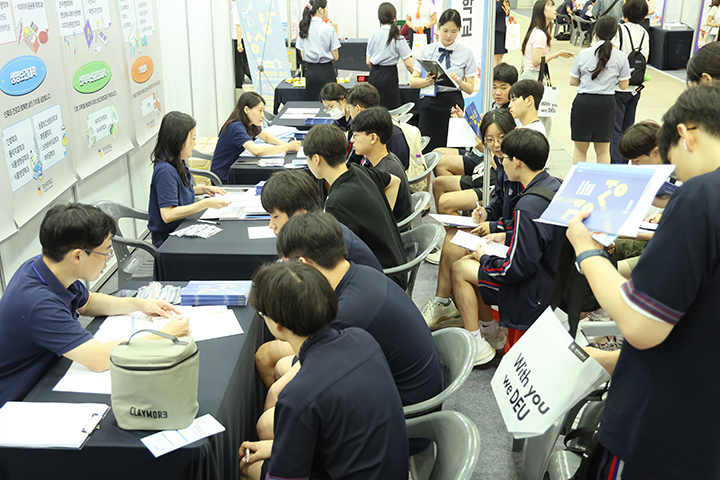 부산시 해운대구 벡스코 제2전시장에서 열린 '2025년 부산 대입상담캠프'에서 참가자들이 대학별 상담 및 대입정보를 제공하는 대입정보관에서 개별상담을 하고 있다. 2025.7.18 (사진=저작권자(c) 연합뉴스, 무단 전재-재배포 금지)