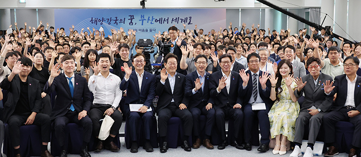 이재명 대통령이 지난 7월 25일 부산 부경대에서 열린 타운홀미팅 '부산의 마음을 듣다' 간담회를 마치며 참석자들과 기념촬영을 하고 있다.(사진=저작권자(c) 연합뉴스, 무단 전재-재배포 금지)