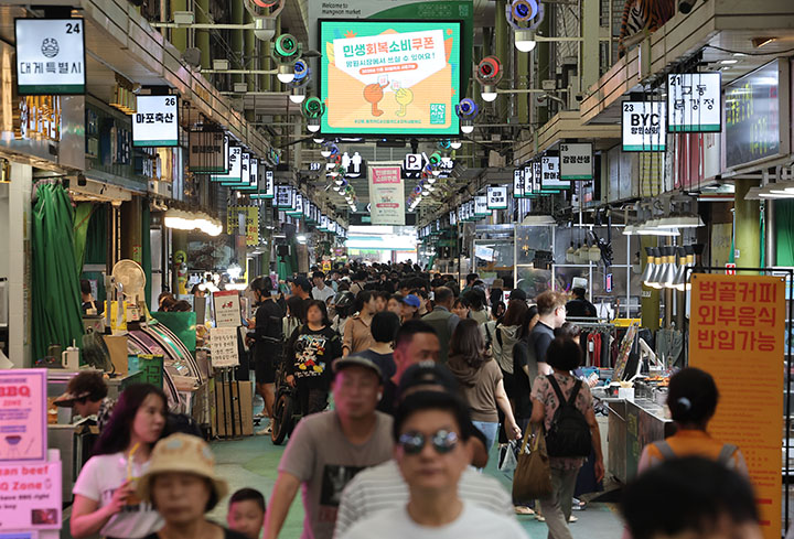 정부의 민생 회복 소비쿠폰 발행 한 달이 지난 가운데, 지난달 24일 서울 마포구 망원시장 전광판에 쿠폰 홍보 문구가 표시되고 있다.(사진=저작권자(c) 연합뉴스, 무단 전재-재배포 금지)