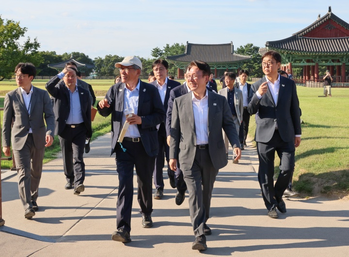 김민석 국무총리가 경북 경주시 동궁과 월지를 찾아 APEC 참가자 관광 프로그램 준비 현황을 보고 받은 뒤 유홍준 국립중앙박물관장, 최휘영 문화체육관광부 장관 등과 현장을 둘러보고 있다. 2025.8.29. (ⓒ연합뉴스, 무단 전재-재배포 금지)