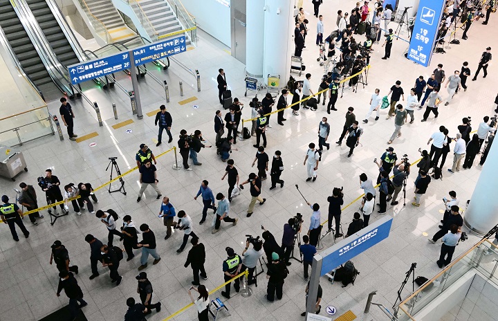 미국 이민당국에 의해 조지아주에 구금됐던 한국인 근로자들이 지난 12일 인천국제공항 제2여객터미널 입국장을 나서고 있다.(사진=저작권자(c) 연합뉴스, 무단 전재-재배포 금지)