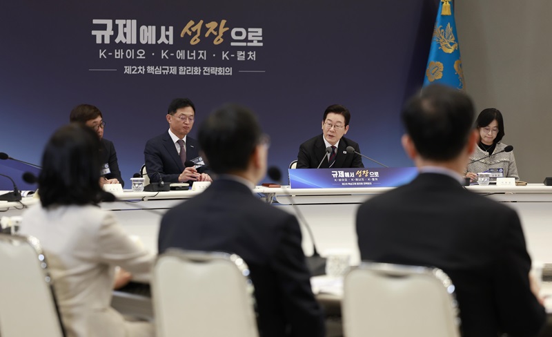 이재명 대통령이 16일 용산 대통령실에서 열린 제2차 핵심규제 합리화 전략회의에서 발언하고 있다. 2025.10.16 [대통령실통신사진기자단](사진=저작권자(c) 연합뉴스, 무단 전재-재배포 금지)
