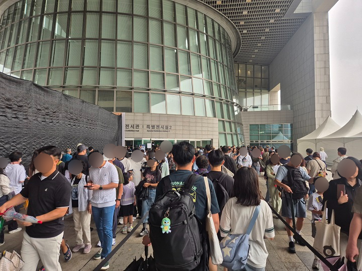 오전 10시부터 길게 늘어선 국립중앙박물관 대기 줄.