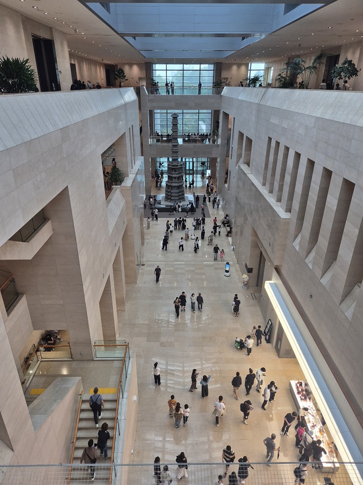 경천사 십층 석탑을 내려다보는 국립중앙박물관 로비.