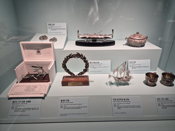 외교 과정에서 증정받은 대통령의 선물.