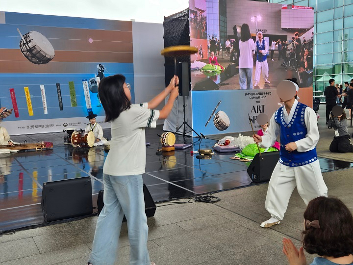 '서의철가단'의 버나 놀이에 직접 참여한 자녀.