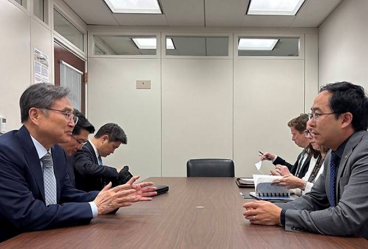 조현 외교부 장관은 현지시간 11일 오전 미국 워싱턴 D.C.를 방문한 계기에 앤디 킴 상원의원을 만나 비자 제도 개선 방안 등을 논의하고 있다.(사진=외교부 제공)