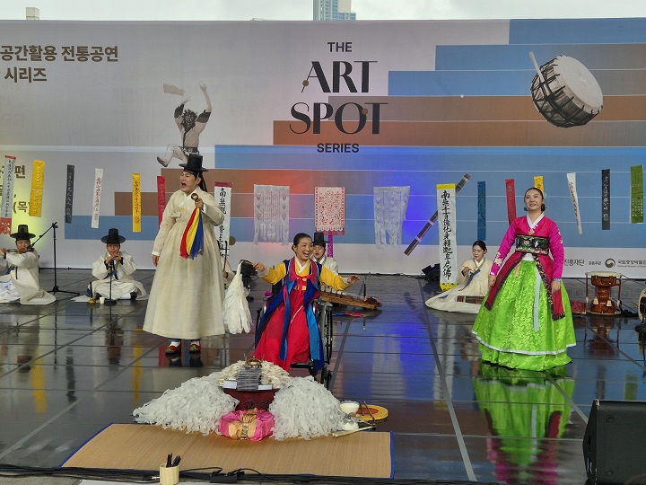 '서의철가단'의  '한가위 맞이 GOOD LUCK 굿' 공연.