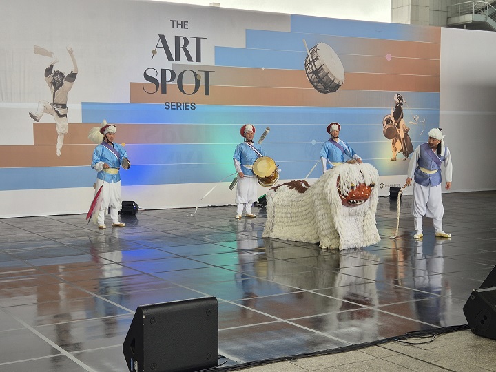 디 아트스팟 시리즈 '연희집단 The 광대'의 공연.