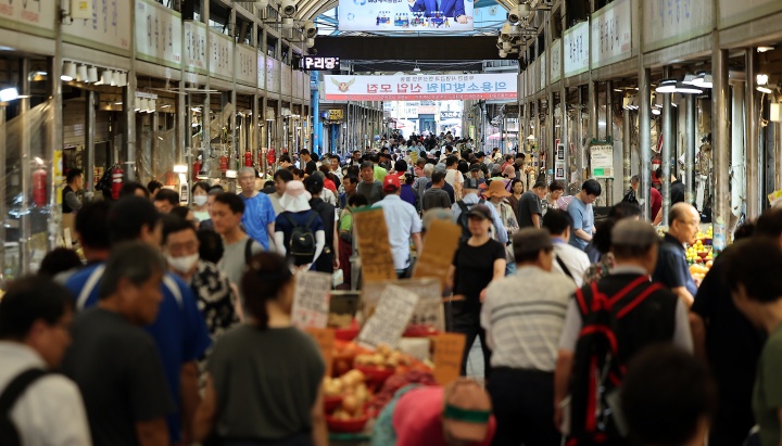 서울 동대문구 청량리 전통시장을 찾은 시민들이 장을 보고 있다. 2025.9.14. (ⓒ뉴스1, 무단 전재-재배포 금지)
