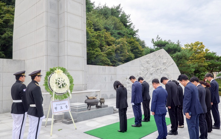 권오을 국가보훈부 장관이 8일 오후 전북 임실군 국립임실호국원을 찾아 현충탑에 참배하고 있다.(사진=국가보훈부 제공)