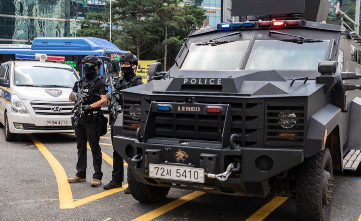 '묻지마 칼부림' 사건 발생으로 시민들의 불안감이 커지고 있던 2023년 8월, 서울 강남역 인근에서 경찰특공대원들이 순찰을 하고 있다. 2023.8.6. (ⓒ뉴스1, 무단 전재-재배포 금지)
