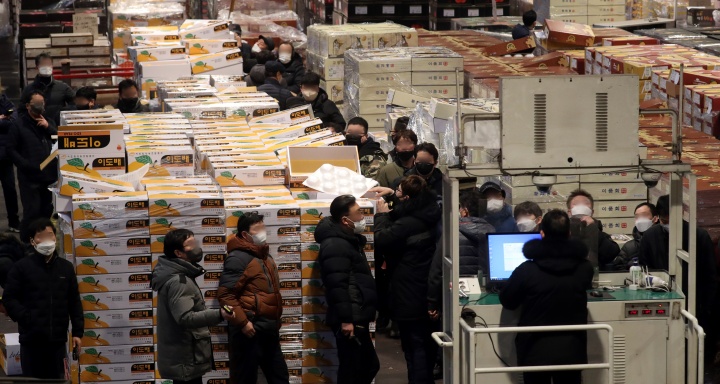 서울 송파구 가락농수산물 도매시장에서 상인들이 과일을 경매하고 있다. 2022.1.25. (ⓒ뉴스1, 무단 전재-재배포 금지)