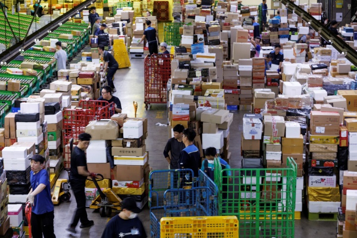 지난해 9월, 추석을 앞두고 서울 광진구 동서울우편물류센터에서 비상근무에 들어간 직원들이 분주하게 고객들에게 전달될 소포와 택배 물품을 분류한 뒤 이동하고 있다. 2024.9.10. (ⓒ뉴스1, 무단 전재-재배포 금지)