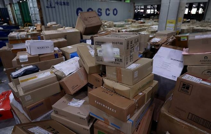 지난달 17일 서울 한 물류센터에 배송될 택배 물품이 쌓여 있다. (사진=저작권자(c) AP연합뉴스, 무단 전재-재배포 금지)