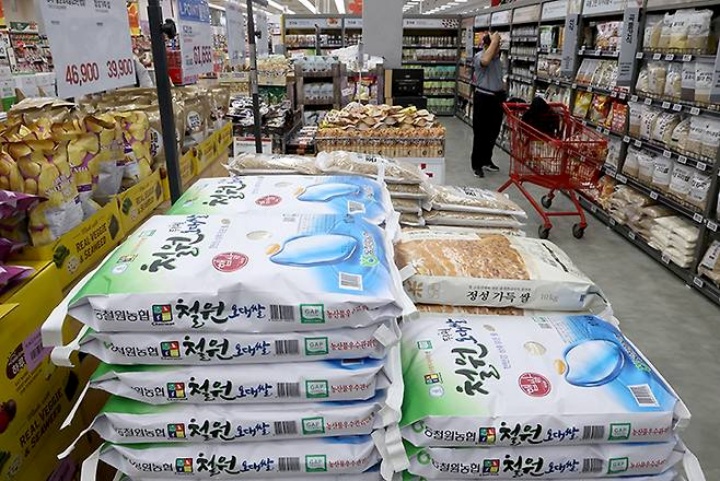 서울의 한 대형마트에서 한 시민이 쌀을 살펴보고 있다. 2025.9.5 (ⓒ뉴스1, 무단 전재-재배포 금지)