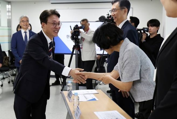 김민석 국무총리가 12일 오전 서울 중구 한국생명존중희망재단에서 열린 자살예방 상담 현장 간담회에서 참석자들과 악수를 나누고 있다.(ⓒ뉴스1, 무단 전재-재배포 금지)