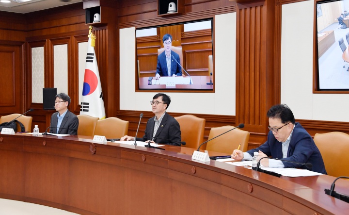 임기근 기획재정부 차관이 16일 서울 종로구 정부서울청사에서 열린 '제25차 재정집행 점검회의'를 주재하고 있다.(ⓒ뉴스1, 기획재정부 제공, 무단 전재-재배포 금지)