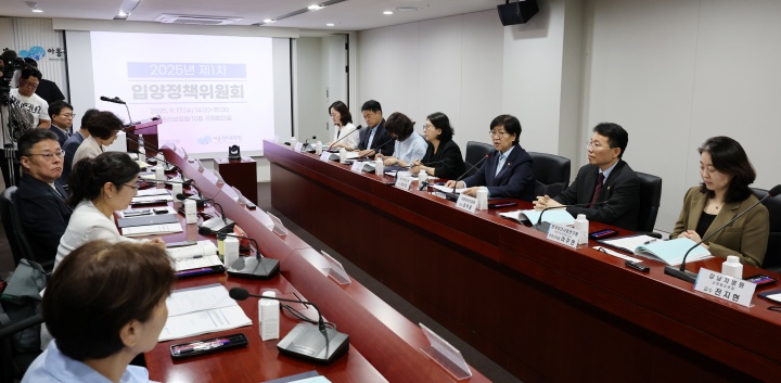 정은경 보건복지부 장관이 17일 서울 중구 아동권리보장원에서 열린 제1차 입양정책위원회 회의에서 모두 발언을 하고 있다.(ⓒ뉴스1, 무단 전재-재배포 금지)
