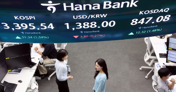 지난 12일 오후 서울 중구 하나은행 딜링룸 전광판에 코스피 지수 종가가 전 거래일 대비 51.34포인트(1.54%) 상승한 3395.54를 보이고 있다.(ⓒ뉴스1, 무단 전재-재배포 금지)