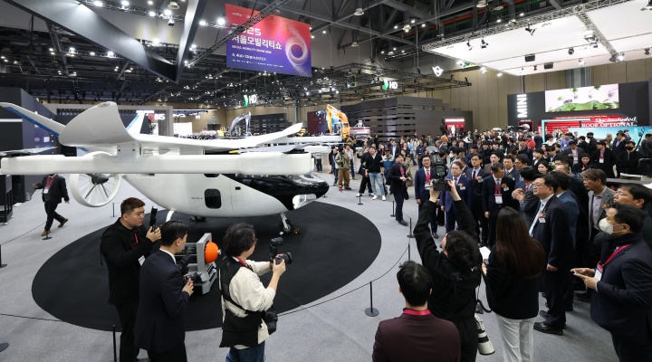 경기도 고양시 킨텍스 제1전시장에서 열린 2025 서울모빌리티쇼에서 관람객들이 삼보모터스그룹은 도심항공모빌리티(UAM) 다인승 수직 이착륙기인 'H-32'을 관람하고 있다. 2025.4.4. (ⓒ뉴스1, 무단 전재-재배포 금지)