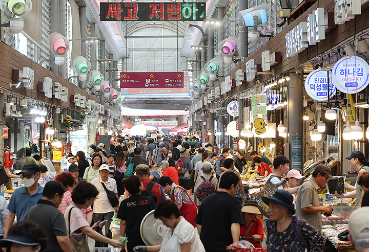 정부의 '민생 회복 소비쿠폰'의 사용으로 소비 심리 및 소상공인 매출이 상승한 가운데 지난달 26일 서울 마포구 망원시장에 소비쿠폰 현수막이 걸려 있다.(사진=저작권자(c) 연합뉴스, 무단 전재-재배포 금지)