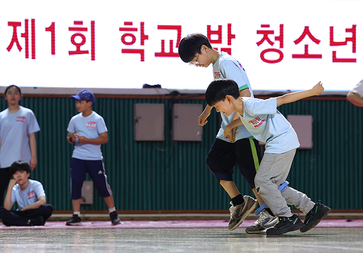 서울 송파구 학생체육관에서 열린 '학교 밖 청소년 친구랑 체육대회'에 참가한 청소년들이 이인삼각 놀이를 하고 있다. 2024.6.24 (ⓒ뉴스1, 무단 전재-재배포 금지)