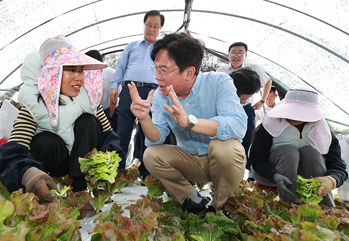 김영훈 고용노동부 장관이 8일 안호영 환경노동위원회 위원장과 함께 전북 완주군 외국인 고용 농가를 방문하여 무더위 속 외국인 노동자들의 목소리를 청취하고 있다. 2025.8.8 (ⓒ뉴스1, 무단 전재-재배포 금지)