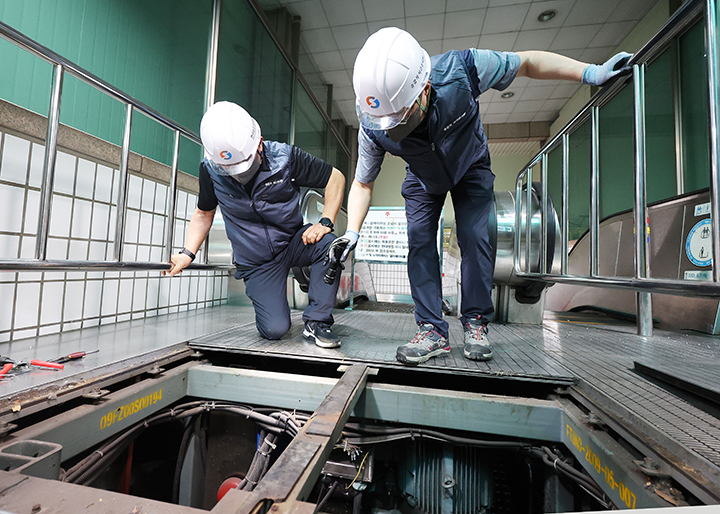 14명의 부상자가 발생한 수인분당선 수내역 에스컬레이터 역주행 사고 현장에서 13일 오전 철도경찰과 국과수, 한국승강기안전공단 등 관계자들이 합동 조사를 하고 있다. 2023.6.13(사진=저작권자(c)연합뉴스, 무단 전재-재배포 금지)