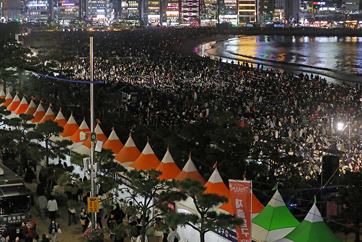 부산 수영구 광안리해수욕장 일대에서 관람객들이 '제18회 부산불꽃축제'를 찾은 관람객들이 관람을 마치고 빠져나가고 있다. 2024.11.9 (ⓒ뉴스1, 무단 전재-재배포 금지)