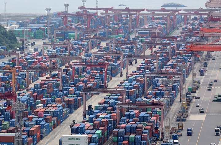 부산항 신선대부두 야적장에 컨테이너가 가득 쌓여 있는 모습. 2025.8.11 (ⓒ뉴스1, 무단 전재-재배포 금지)