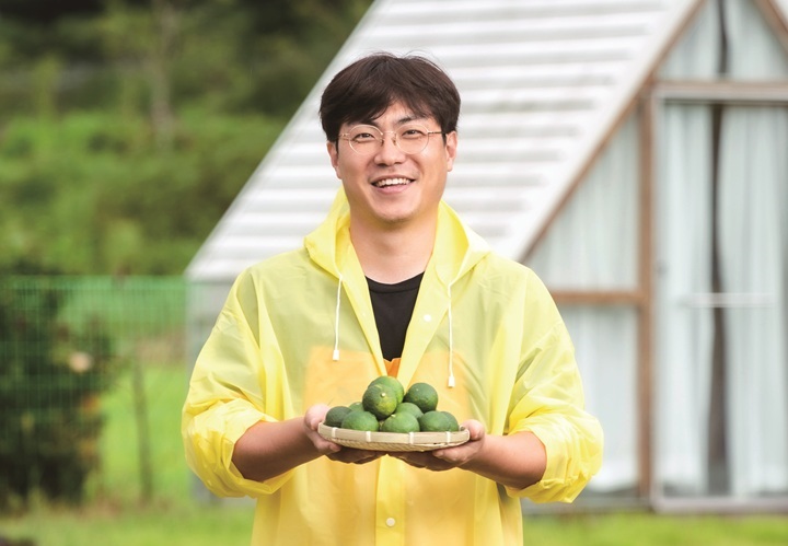 청유자 가득한 소쿠리를 든 류진호 노란소쿠리 대표. 초록빛 유자는 10월이 돼야 노란빛으로 물들기 시작한다. 사진 C영상미디어