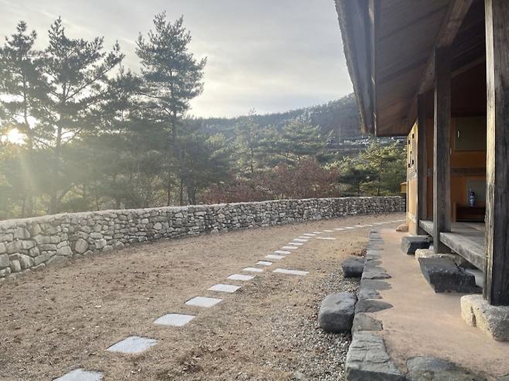 어르신께서 지난해 산림복지서비스이용권으로 다녀오신 속리산 숲체험휴양림의 풍경.