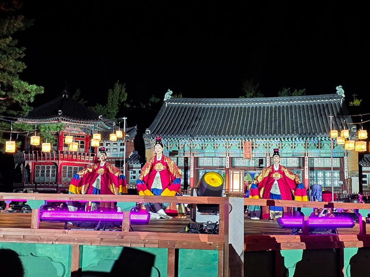 경복궁 집옥재와 향원정 앞에서 '한복연' 프로그램을 관람했다.