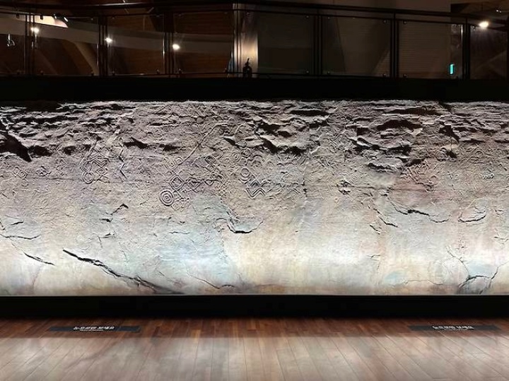 천전리 명문과 암각화 모형.