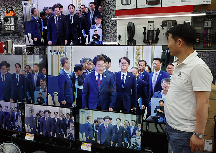 서울 용산구 전자랜드 매장에서 상인이 '대통령의 30일, 언론이 묻고 국민에게 답하다'라는 이재명 대통령 기자회견을 보고 있다. 2025.7.3 (ⓒ뉴스1, 무단 전재-재배포 금지)
